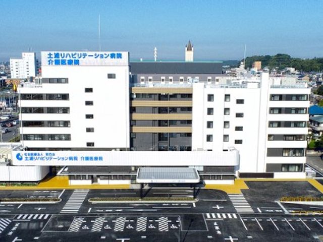 建物の外観 外観   白い外壁が印象的な建物で、正面には広い車寄せがあります。就業を考える際に、出入りしやすさをイメージしやすい外観です。