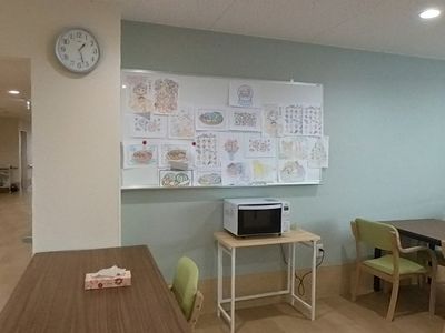壁アートのある共有エリア