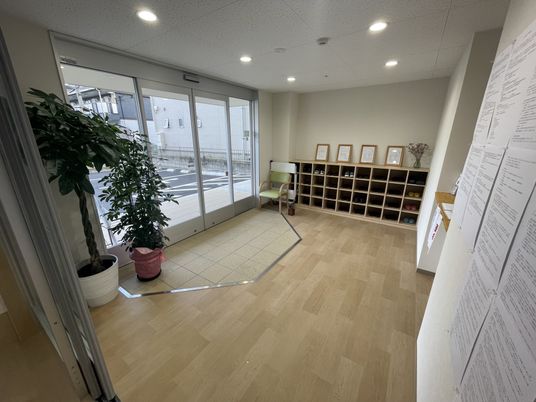 広々としたラウンジ入口
