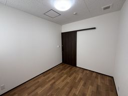 シンプルな空間の居室