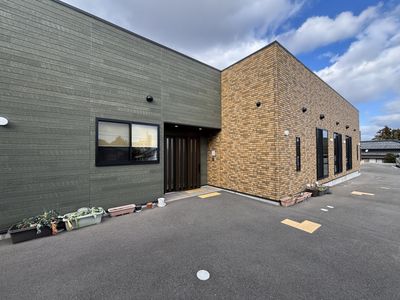 落ち着いた建物の外観