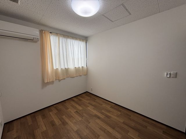 シンプルな部屋 居室 自然光が差し込む明るい空間です。働く環境として心地よく過ごせます。