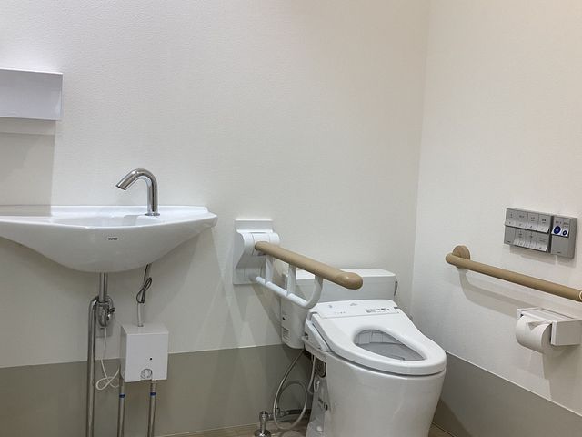 手すり付きトイレ空間 トイレ 快適な環境を提供する手すり完備のトイレ。入居者の安全を支える重要な役割を担います。