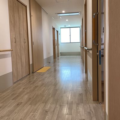 整った施設の廊下の光景