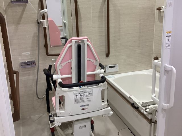 介護用リフト付浴室 浴室 最新の介護設備が整い、効率的なサポートが可能な浴室で働きませんか。
