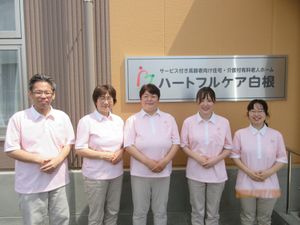 看板の前のスタッフ