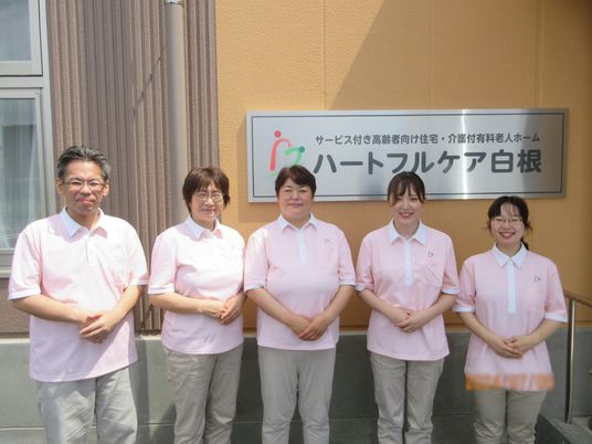 看板の前のスタッフ