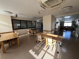 明るい食堂の様子