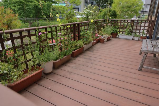 花が並ぶ木製テラス