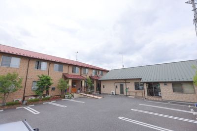 広々とした施設の外観