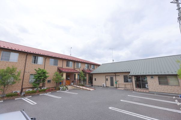 広々とした施設の外観