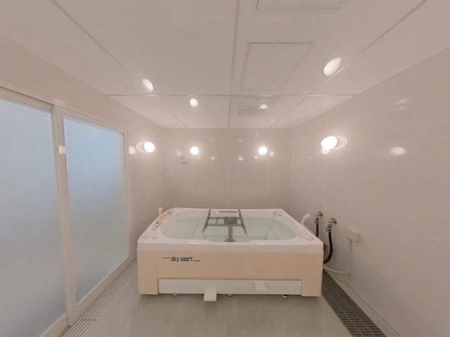 広い浴室 浴室 広々とした浴室は、明るい照明で清潔感があり、快適な入浴が楽しめます。