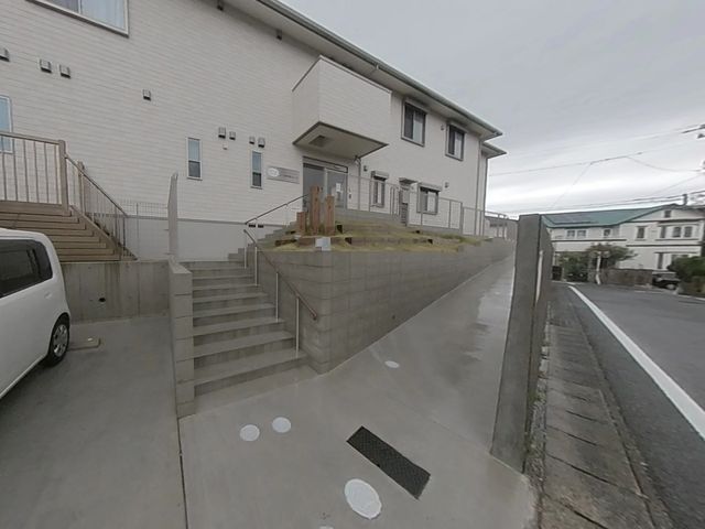 二階建ての外観 外観 階段とスロープが設置された出入口です。車椅子でもスムーズにアクセスできます。