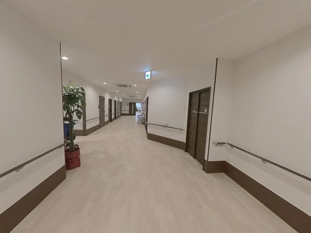 広々とした廊下 廊下 自然光の差し込む広々とした廊下です。手すりが設置されており、安全に移動できます。