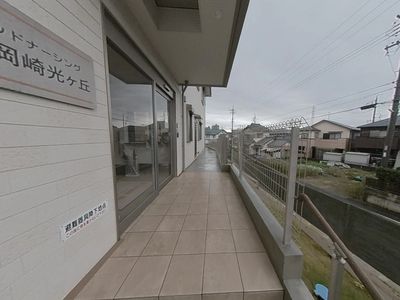 雨の中のバルコニー