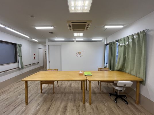 明るい室内のダイニングルーム