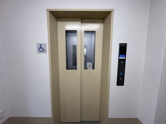 車椅子対応の施設エレベーター