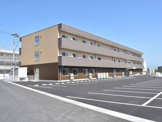 茶色い外壁の建物外観