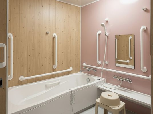 安全設計の清潔浴室