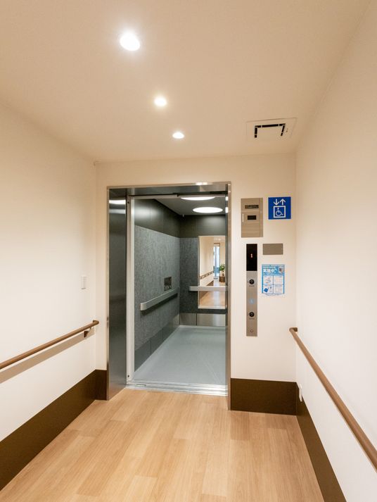 広々とした廊下の雰囲気