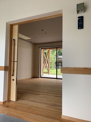 明るい居室のドア