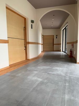 廊下のアーチと木の扉