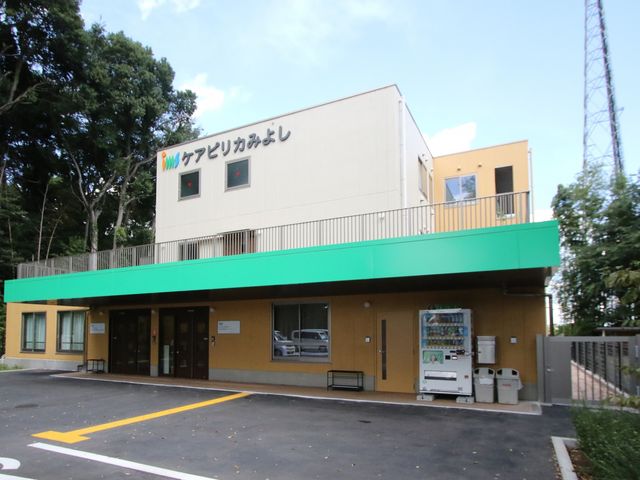 働きやすい環境施設 外観 新緑が映える綺麗な外観の施設で、やりがいを感じながらお仕事をしませんか。