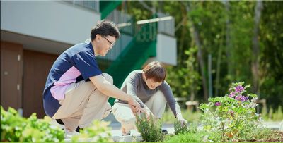 スタッフと園芸の中庭