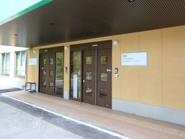 清潔感のあるエントランス 出入り口 モダンな雰囲気の出入口は、利用者が安全に行き来できる設計になっています。快適な出勤環境をお探しの方にもぴったりです。