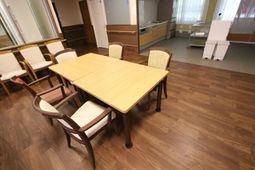 木目調テーブルと椅子セット