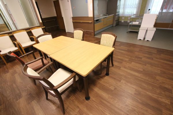 木目調テーブルと椅子セット