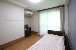 広々とした明るい居室