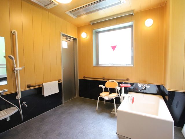 快適な介護環境の浴室 浴室 快適で機能的な浴室で、入居者様一人ひとりのサポートに集中できる環境です。質の高い介護を目指しませんか。