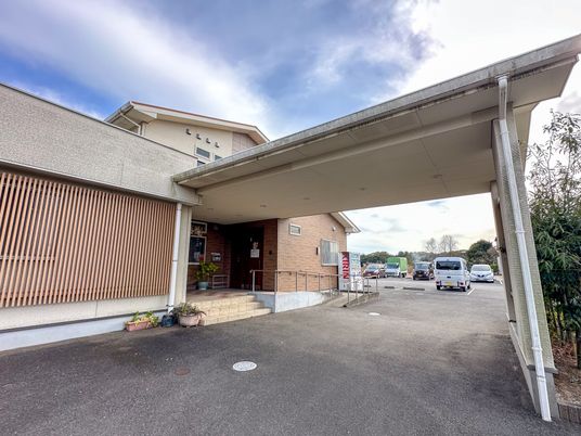 施設のエントランス