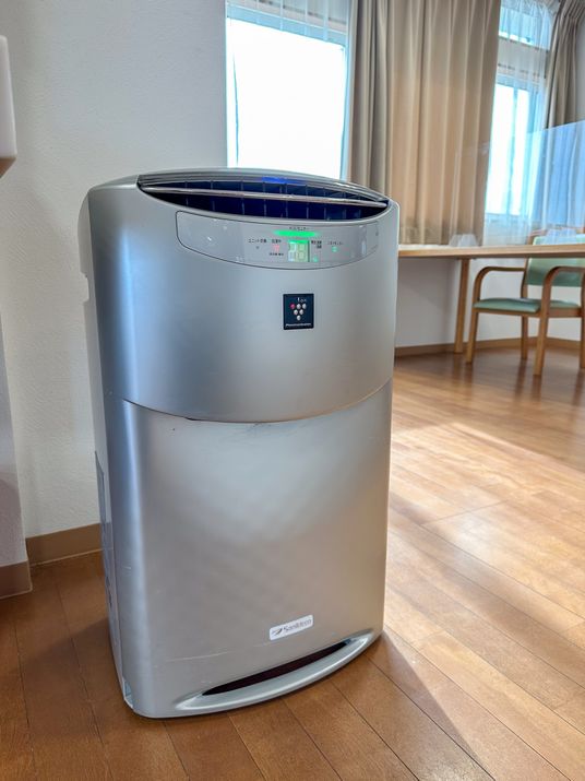床上にある空気清浄機