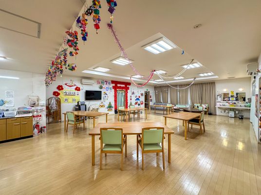 装飾された明るい室内