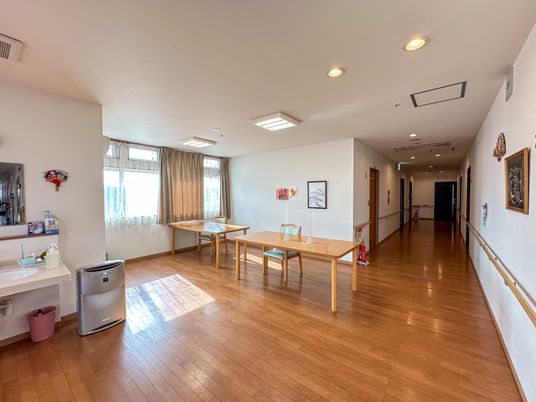 明るい廊下とテーブル