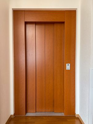 静かなエレベーター