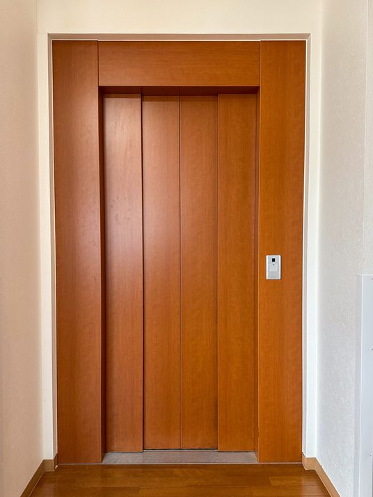静かなエレベーター