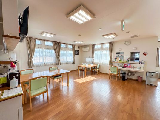 自然光が差し込む食堂