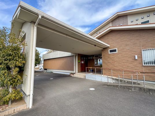 広い屋根付きの外観