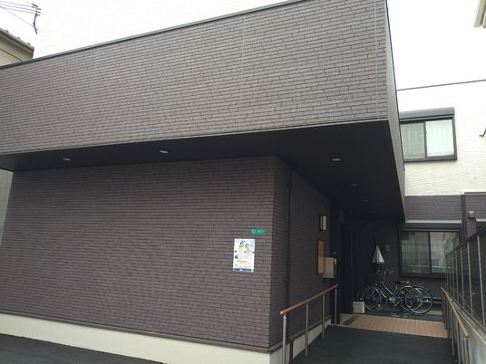 施設の外観とエントランス