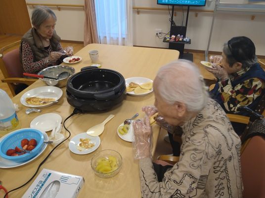 食事を楽しむ高齢者たち