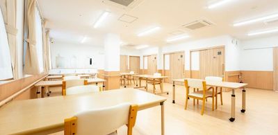 明るい共有ダイニングルーム