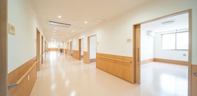 広々とした明るい廊下