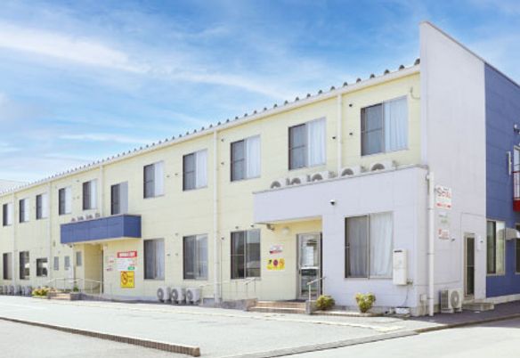 明るい外観の建物