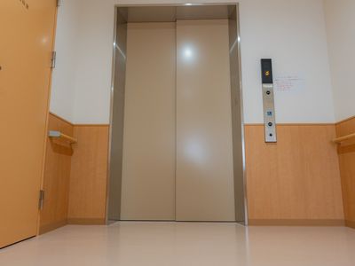 きれいな廊下のエレベーター