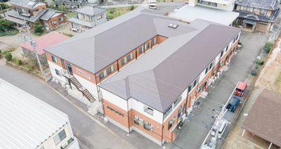 赤茶色の屋根のある施設外観