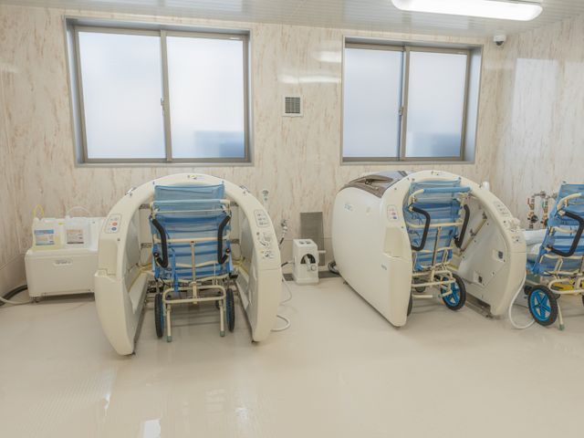 機能訓練機器が備わる部屋