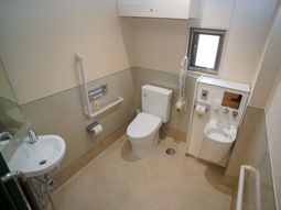安全配慮のトイレ介助スペース